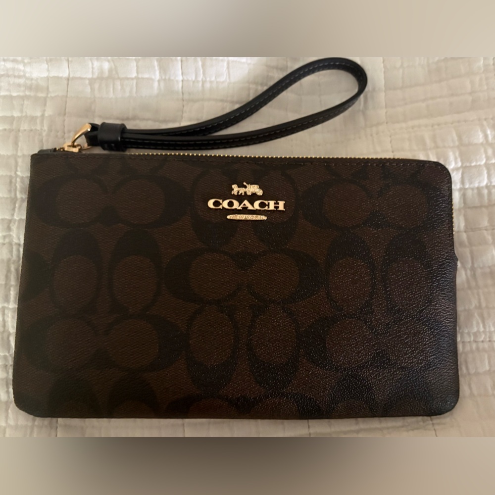❤️Coach Dark Brown Signature Wristlet new without tags